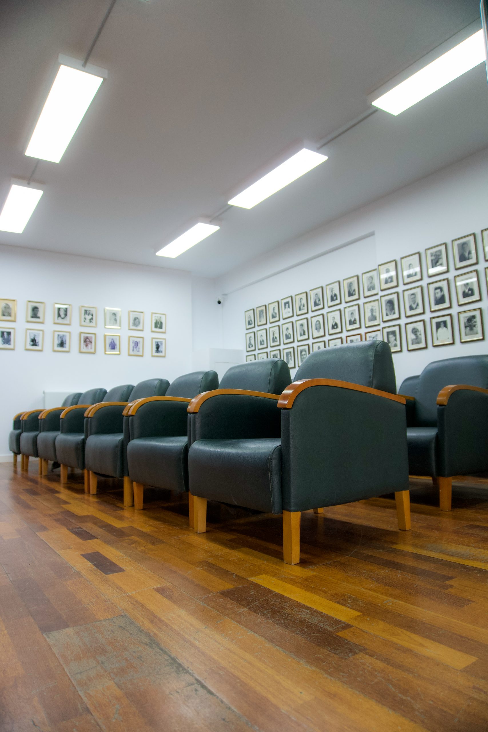 Detalle de sala equipada con butacas