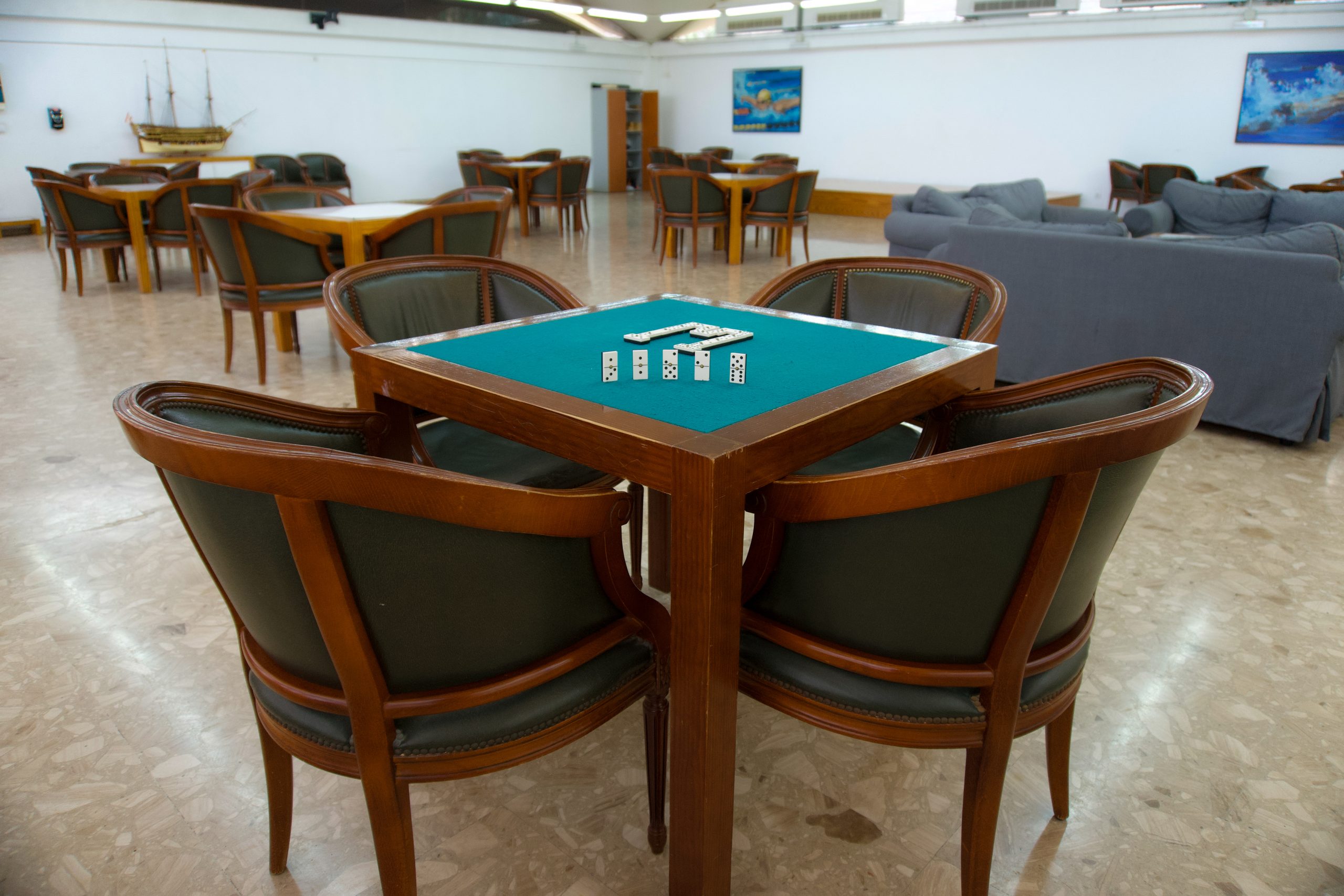 Zona de mesas en salón social